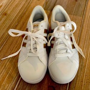 New Adidas white/gold Baseline shoes Sz. 1.5